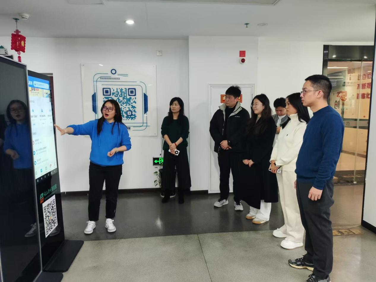 调研团队听取多彩宝平台介绍